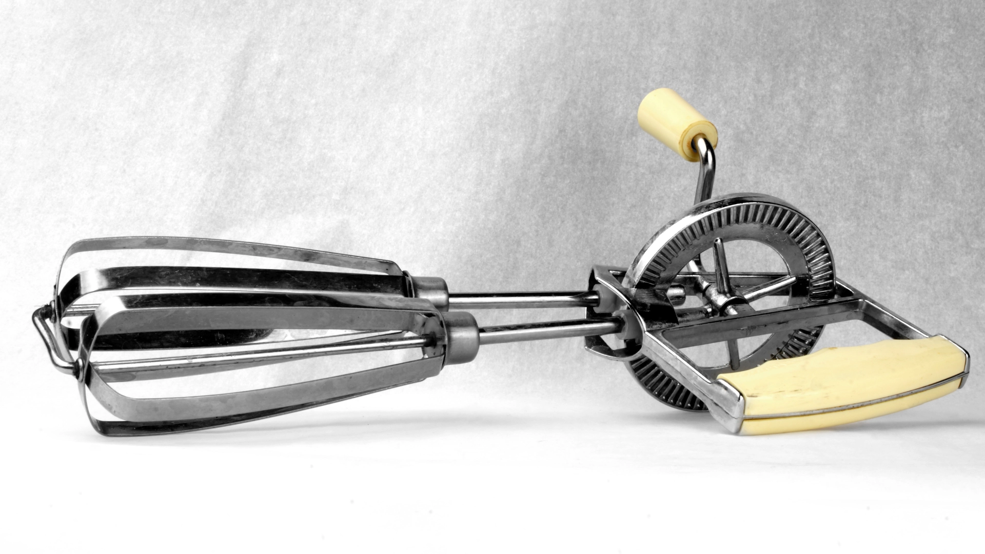 <p>Bevel gears are used&nbsp;<br>to change the direction&nbsp;<br>of force to a 90º angle.&nbsp;<br>A kitchen hand whisk is&nbsp;<br>a good example.</p>