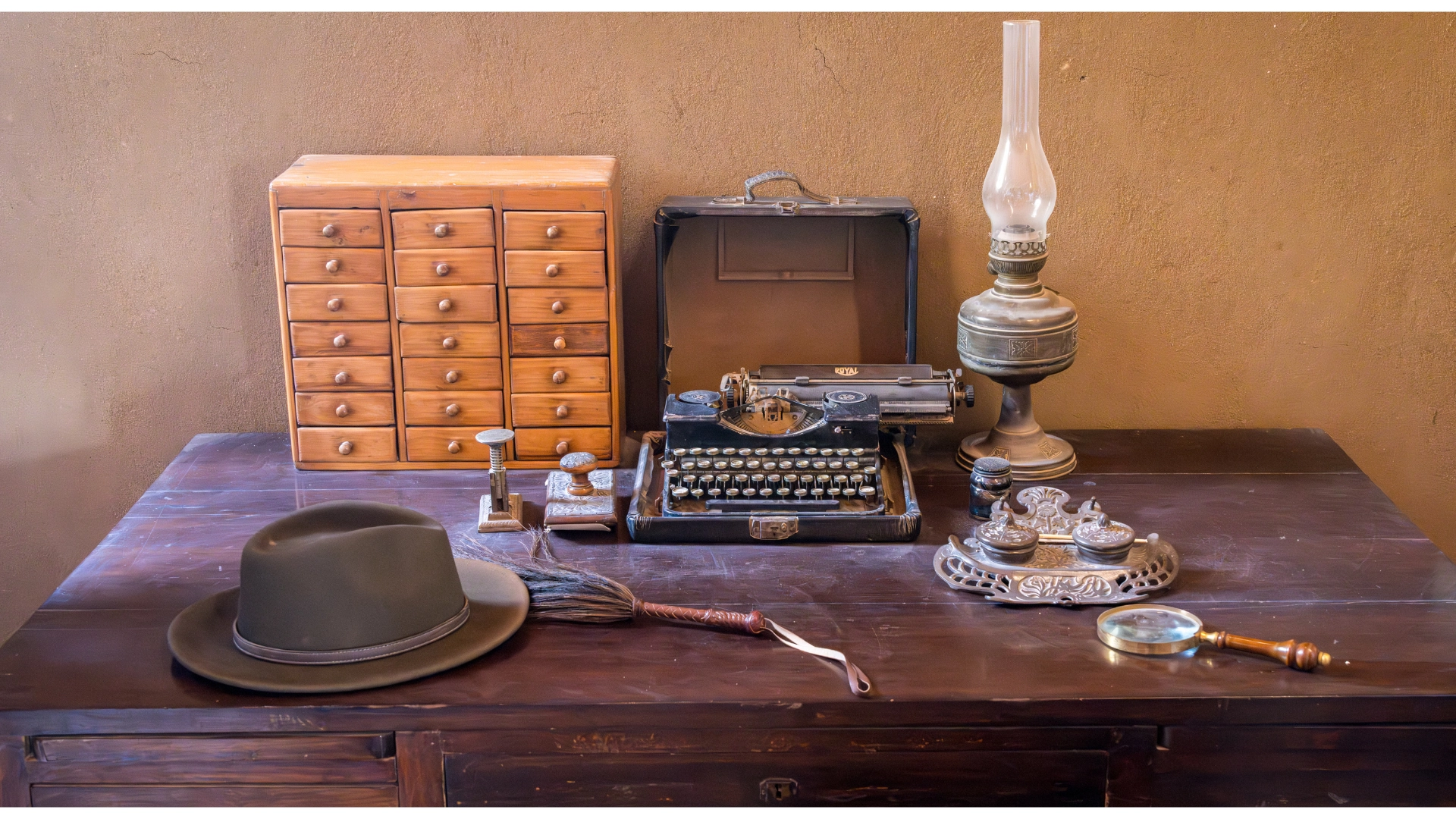 <p>Howard Carter's desk</p>